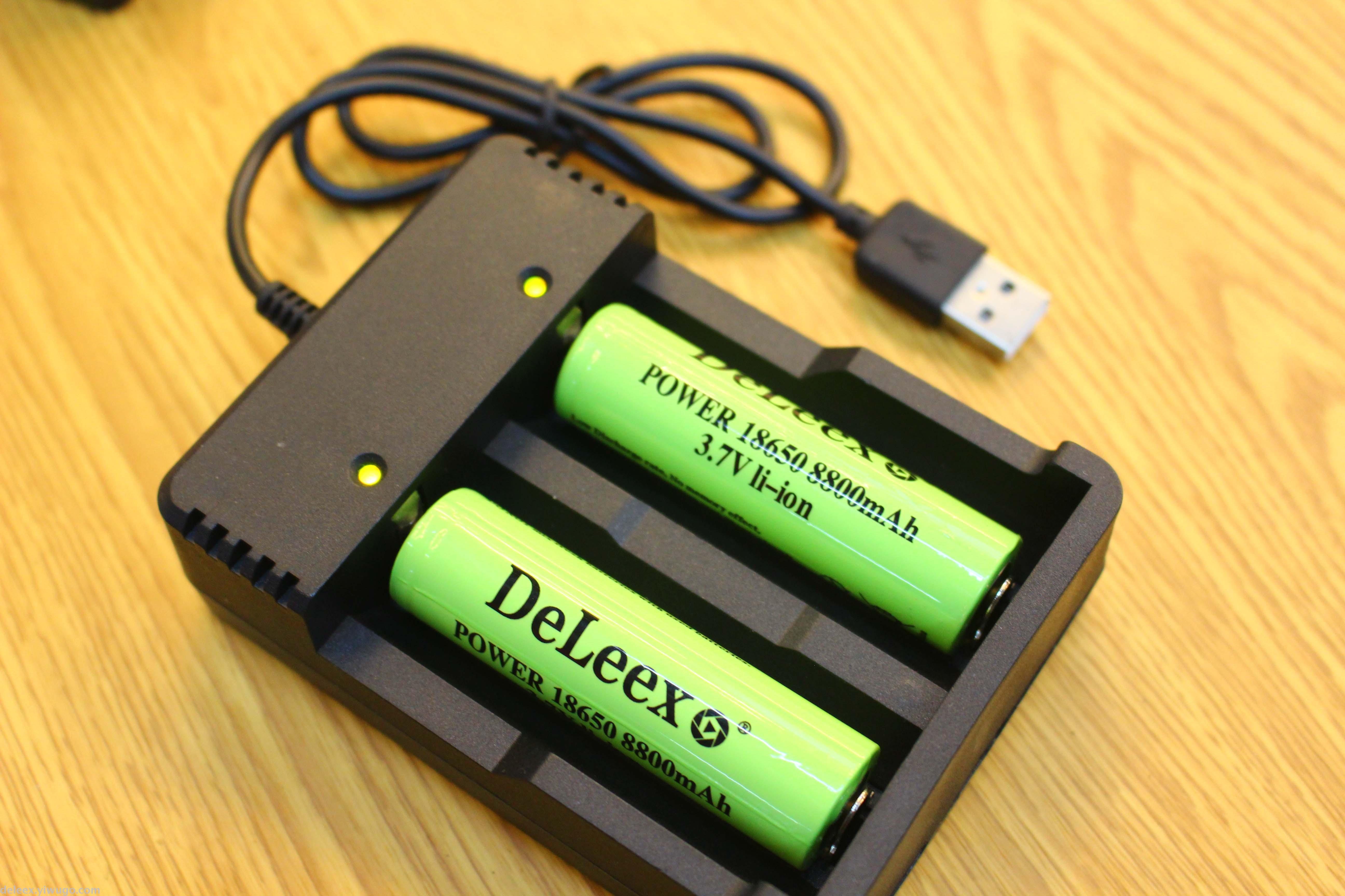 18650黑色充电器 指示灯 USB 13506899108